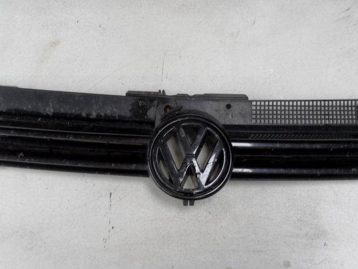 Grille from a Volkswagen Golf IV (1J1) 1.6 1998