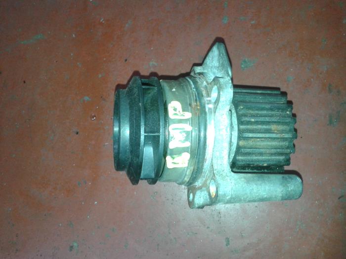Usagé Pompe à eau Volkswagen Passat Variant (3C5) 2.0 TDI 140 Prix sur demande proposé par N Kossen Autorecycling BV