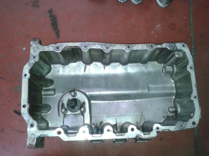Usagé Couvercle carter Volkswagen Passat Variant (3C5) 2.0 TDI 140 Prix sur demande proposé par N Kossen Autorecycling BV