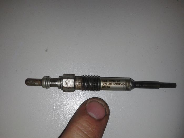 Glow plug Volkswagen Passat NGKCZ1017V