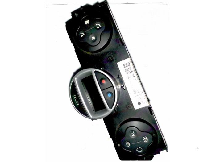 Begagnade Klimatpanel Renault Megane II Grandtour (KM) 1.6 16V Pris på förfrågan erbjuds av N Kossen Autorecycling BV