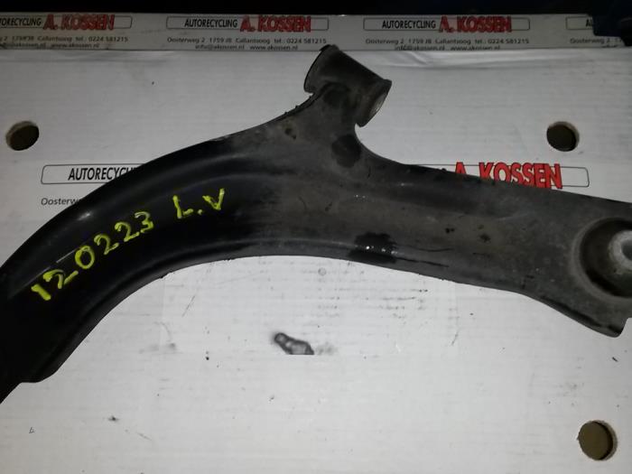 Front wishbone, left from a Nissan Micra (K12) 1.4 16V 2007