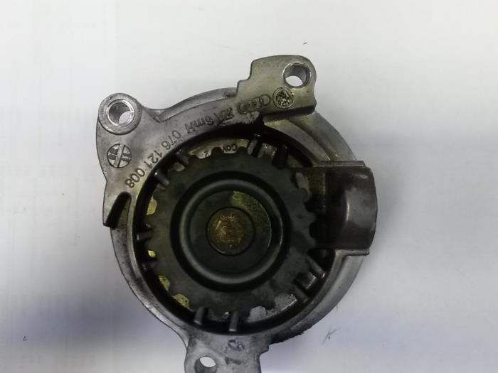 Begagnade Vattenpump Volkswagen Crafter 2.5 TDI 30/32/35/46/50 Pris på förfrågan erbjuds av N Kossen Autorecycling BV