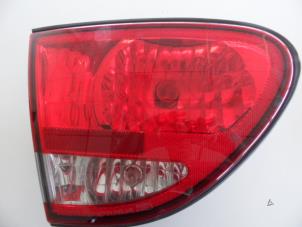 Używane Tylne swiatlo pozycyjne lewe Chevrolet Alero 2.4 16V SA,SB,SC Cena na żądanie oferowane przez N Kossen Autorecycling BV
