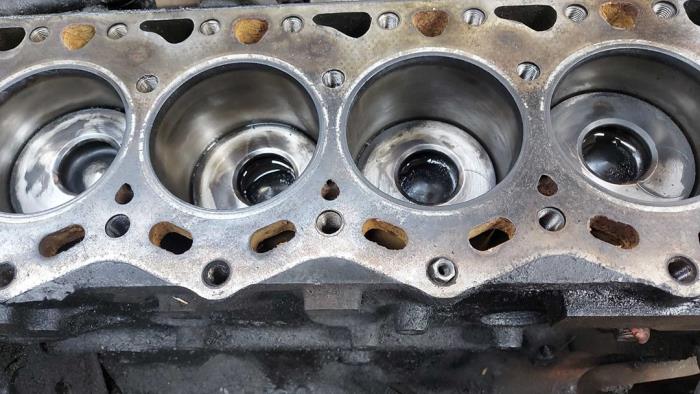 Gebrauchte Kolben Renault Messenger Preis auf Anfrage angeboten von N Kossen Autorecycling BV