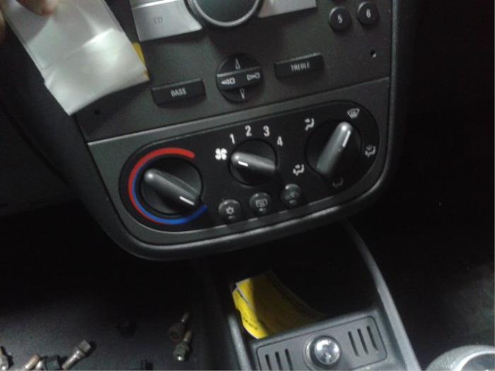 Air conditioning control panel from a Opel Tigra Twin Top 1.4 16V 2006