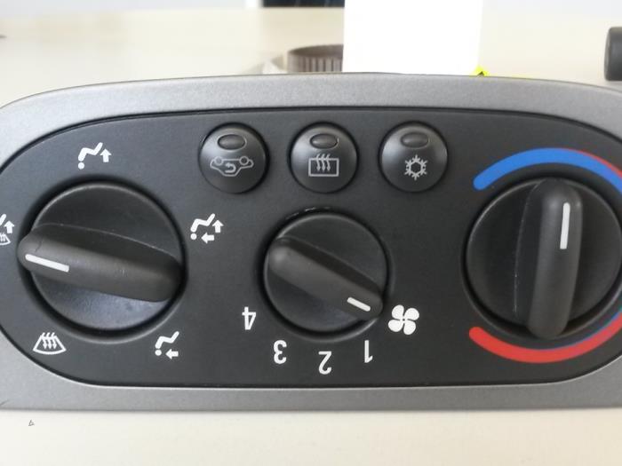 Air conditioning control panel from a Opel Tigra Twin Top 1.4 16V 2006