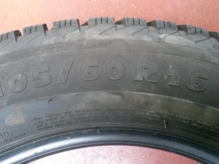 Używane Opona zimowa Cena na żądanie oferowane przez N Kossen Autorecycling BV