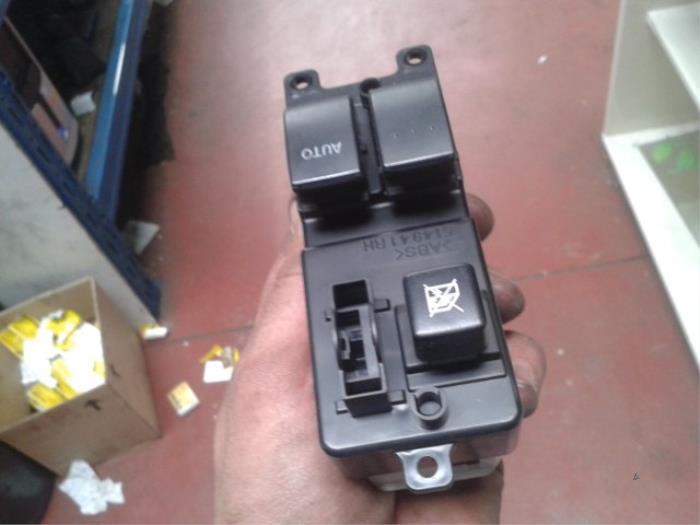 Usados Interruptor de ventanilla eléctrica Mazda RX-8 (SE17) 1.3 Renesis Precio de solicitud ofrecido por N Kossen Autorecycling BV