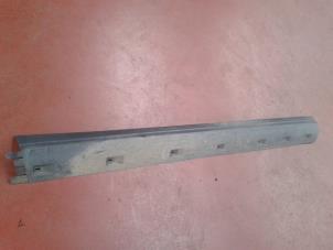 Used Sill, left Landrover Discovery III (LAA/TAA) 2.7 TD V6 Price on request offered by N Kossen Autorecycling BV