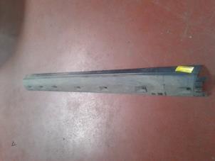 Used Sill, right Landrover Discovery III (LAA/TAA) 2.7 TD V6 Price on request offered by N Kossen Autorecycling BV
