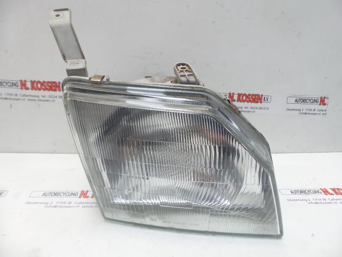 Używane Reflektor prawy Daihatsu Gran Move 1.5 16V Cena na żądanie oferowane przez N Kossen Autorecycling BV