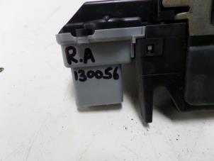 Używane Mechanizm blokady drzwi prawych tylnych wersja 4-drzwiowa Citroen Xsara Picasso (CH) 1.8 16V Cena na żądanie oferowane przez N Kossen Autorecycling BV