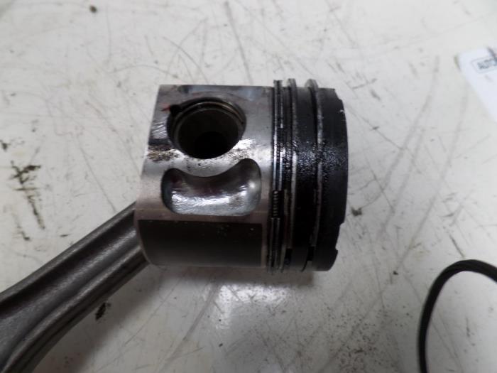 Usagé Piston Volkswagen Passat (3B3) 2.5 TDI V6 24V Prix sur demande proposé par N Kossen Autorecycling BV