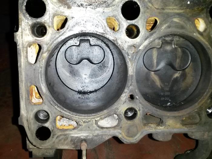 Usagé Piston Volkswagen Transporter/Caravelle T4 2.4 D Synro Prix sur demande proposé par N Kossen Autorecycling BV