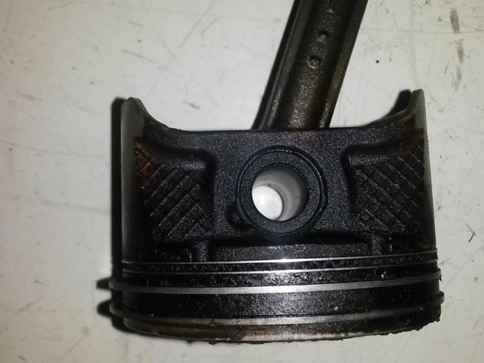 Usagé Piston Nissan Primera (P12) 1.8 16V Prix sur demande proposé par N Kossen Autorecycling BV