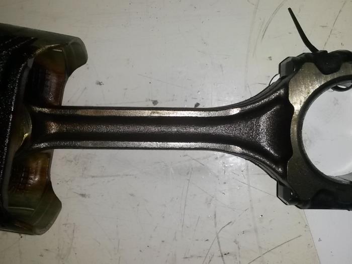 Usagé Bielle Nissan Primera (P12) 1.8 16V Prix sur demande proposé par N Kossen Autorecycling BV