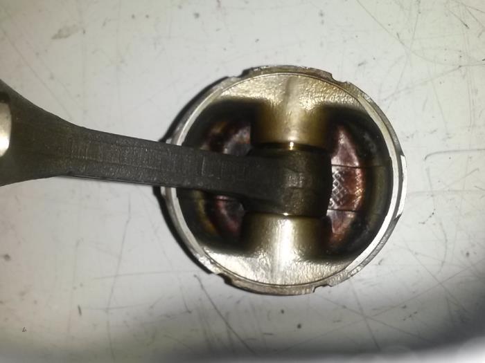 Piston from a Daihatsu Cuore (L251/271/276) 1.0 12V 2001