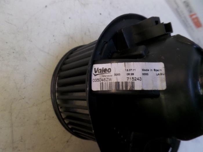 Heating and ventilation fan motor from a Renault Laguna II Grandtour (KG) 1.9 dCi 120 2004