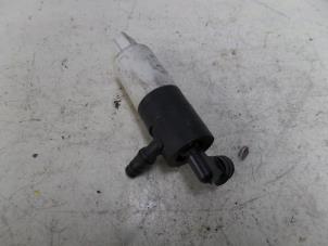 Used Headlight washer pump Landrover Discovery III (LAA/TAA) 2.7 TD V6 Price on request offered by N Kossen Autorecycling BV