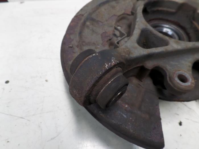 Knuckle, rear left from a Land Rover Discovery III (LAA/TAA) 2.7 TD V6 2005