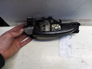 Usados Manija de puerta de 4 puertas derecha detrás Volkswagen Passat Precio de solicitud ofrecido por N Kossen Autorecycling BV