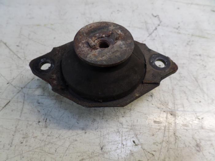 Used Engine mount Volkswagen Caddy II (9K9A) 1.9 SDI Price on request offered by N Kossen Autorecycling BV