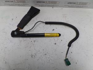 Usagé Tendeur de ceinture droit Opel Zafira (F75) 1.8 16V Prix sur demande proposé par N Kossen Autorecycling BV