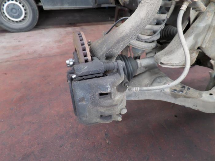 Front brake calliperholder, left from a Nissan Navara (D40) 2.5 dCi 16V 4x4 2007