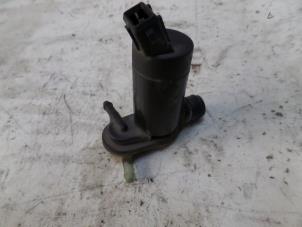 Used Windscreen washer pump Landrover Discovery III (LAA/TAA) 2.7 TD V6 Price on request offered by N Kossen Autorecycling BV