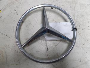 Używane Emblemat Mercedes Vito (639.7) 2.2 109 CDI 16V Cena na żądanie oferowane przez N Kossen Autorecycling BV