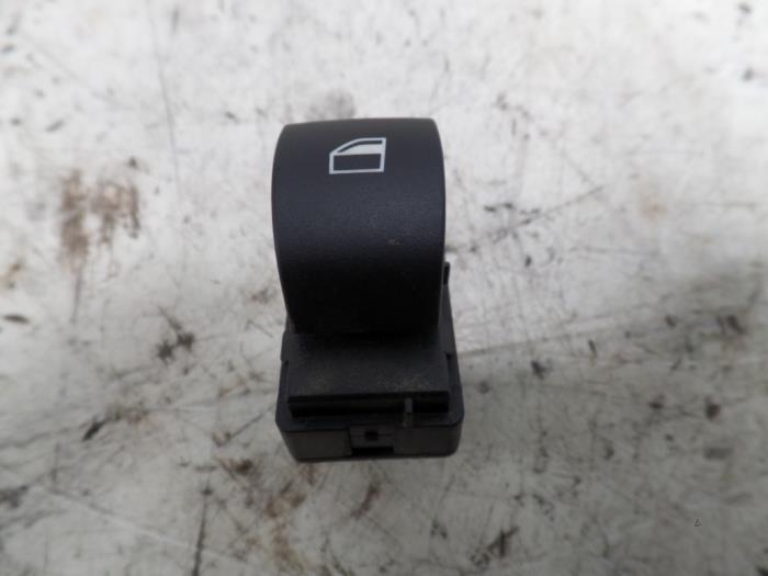 Electric window switch from a BMW 5 serie (E60) 525d 24V 2006