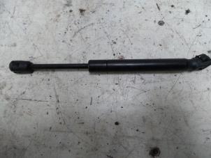Gebrauchte Gasdämpfer rechts hinten BMW 5 serie (E60) 525d 24V Preis auf Anfrage angeboten von N Kossen Autorecycling BV