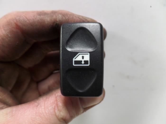Usados Interruptor de ventanilla eléctrica MG MG TF 1.8 135 VVC 16V Precio de solicitud ofrecido por N Kossen Autorecycling BV
