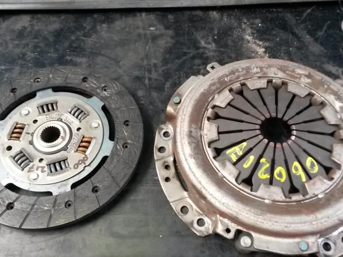 Gebrauchte Kupplungsset (komplett) Mitsubishi Space Star (DG) 1.6 16V Preis auf Anfrage angeboten von N Kossen Autorecycling BV