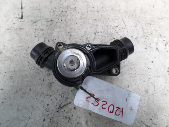 Thermostat from a BMW 3 serie (E46/2) 320 Ci 24V 2004