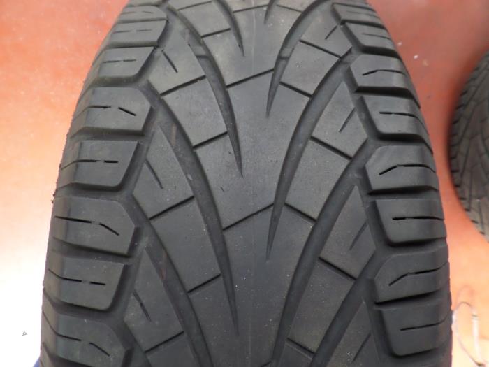 Używane Opona Cena na żądanie oferowane przez N Kossen Autorecycling BV