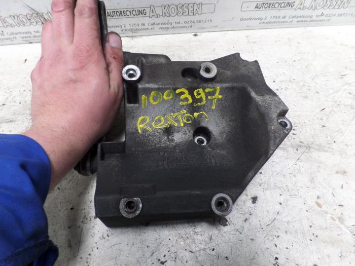 Usagé Support dynamo haut Ssang Yong Rexton 2.7 Xdi RX/RJ 270 16V Prix sur demande proposé par N Kossen Autorecycling BV
