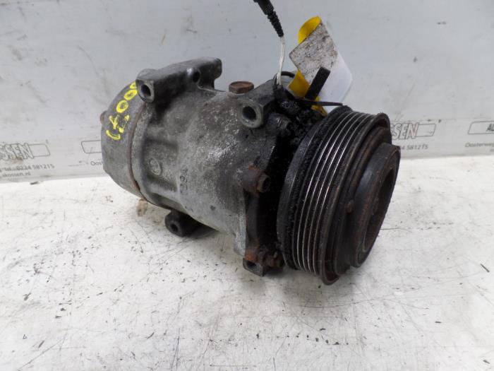 Usagé Compresseur de clim Renault Espace (JE) 2.0i 16V Prix sur demande proposé par N Kossen Autorecycling BV