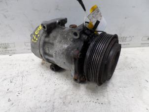 Usados Bomba de aire acondicionado Renault Espace (JE) 2.0i 16V Precio de solicitud ofrecido por N Kossen Autorecycling BV