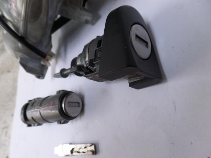 Set of locks from a Volkswagen Caddy III (2KA,2KH,2CA,2CH) 1.6 TDI 16V 2014