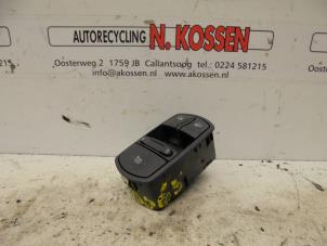 Używane Przelacznik elektrycznej szyby Opel Corsa D 1.0 Cena na żądanie oferowane przez N Kossen Autorecycling BV