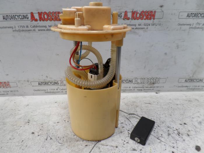 Begagnade Bensinpump Opel Corsa Pris på förfrågan erbjuds av N Kossen Autorecycling BV