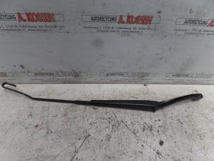 Used Front wiper arm Peugeot 307 (3A/C/D) 1.6 16V Price on request offered by N Kossen Autorecycling BV