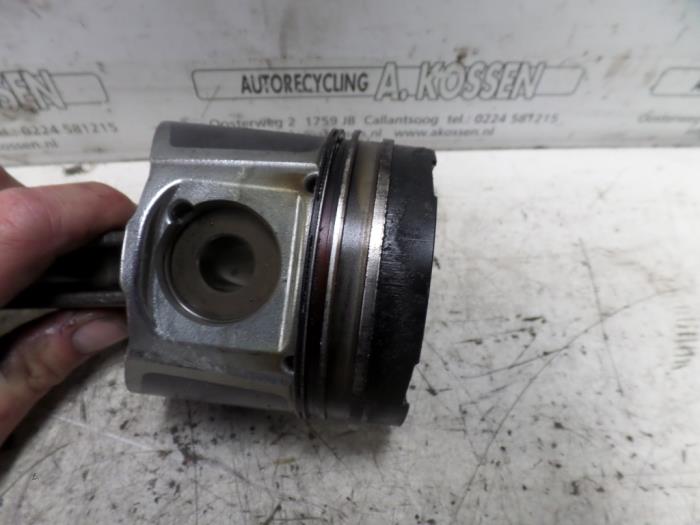 Usagé Piston Renault Master II (FD/HD) 2.5 dCi 16V Prix sur demande proposé par N Kossen Autorecycling BV