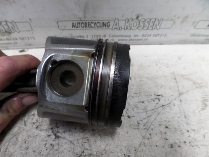 Usagé Piston Renault Master II (FD/HD) 2.5 dCi 16V Prix sur demande proposé par N Kossen Autorecycling BV