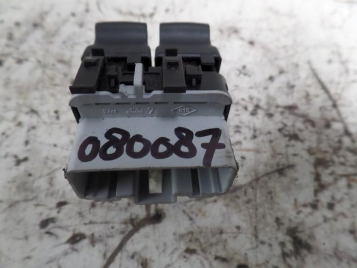 Usados Interruptor de ventanilla eléctrica Renault Megane II (BM/CM) 1.5 dCi 80 Precio de solicitud ofrecido por N Kossen Autorecycling BV