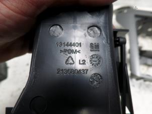 Usados Rejilla de aire de salpicadero Opel Zafira (M75) 1.6 16V Precio de solicitud ofrecido por N Kossen Autorecycling BV