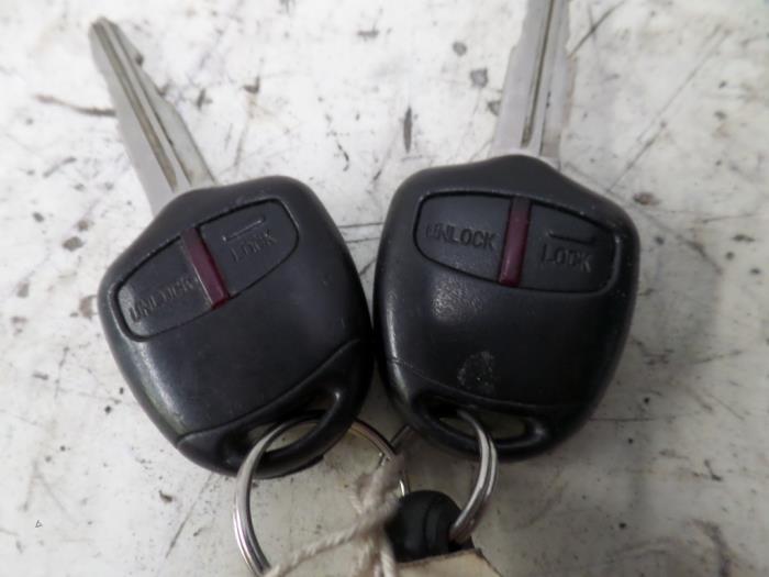 Set of locks from a Mitsubishi Grandis (NA) 2.0 DI-D 16V 2007