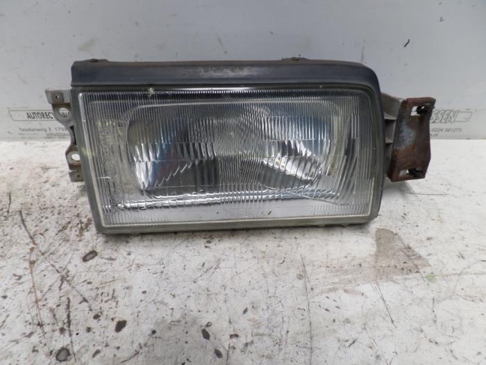 Używane Reflektor prawy Mazda 323 Cena na żądanie oferowane przez N Kossen Autorecycling BV